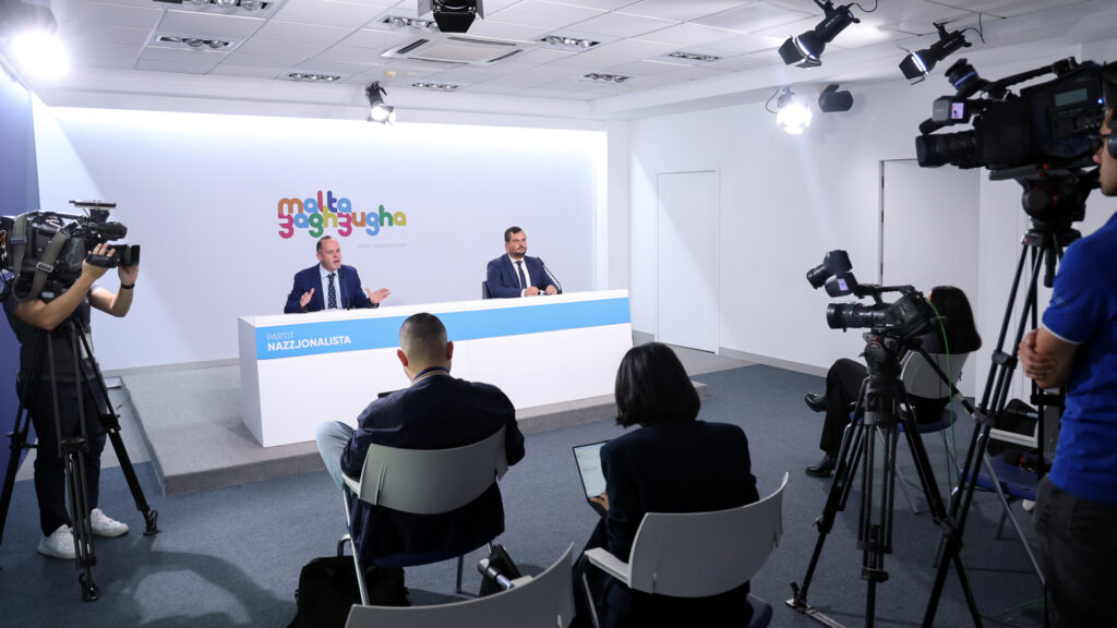 Robert Abela juża riga mod miegħek u oħra differenti ma’ ta’ madwaru
