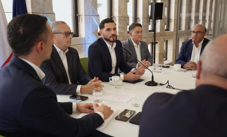 Hemm bżonn pjan ċar b’soluzzjonijiet għall-kriżi tal-qtugħ tad-dawl